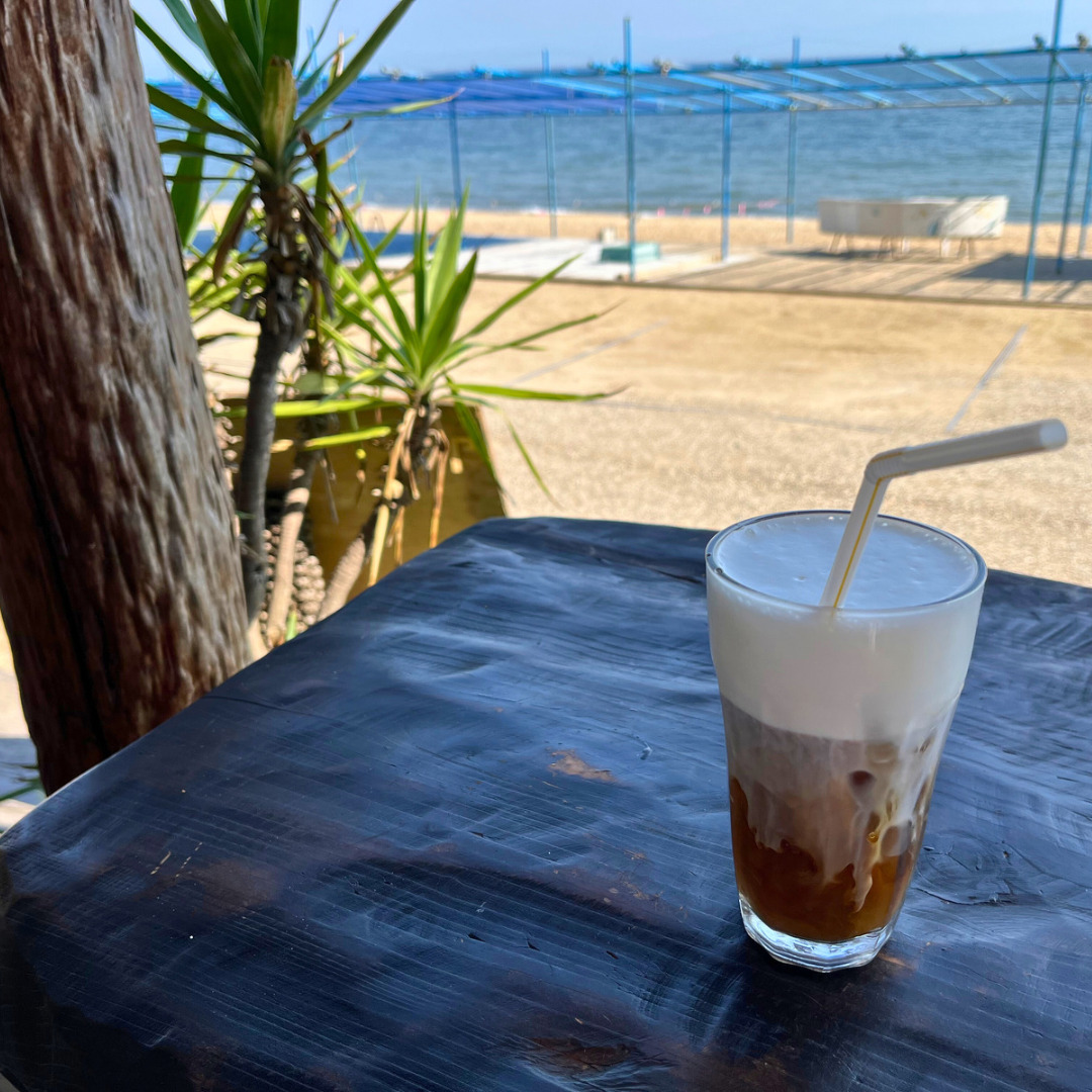 福山、小室浜海岸のKitchen NATTY（キッチン　ナッティ）のテラス席からの眺望とアイスカフェラテ
