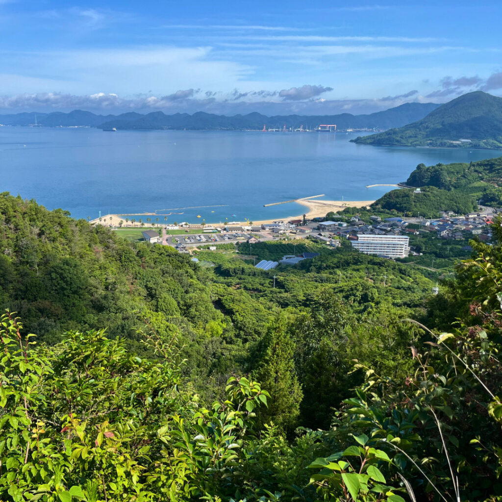 生口島（瀬戸田）、観音山展望台から見たサンセットビーチの全景