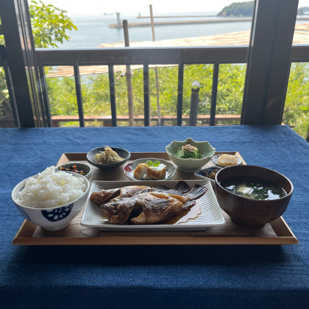 鞆の浦、船番所の日替わり定食ホゴメバルの煮付けと窓からの景色