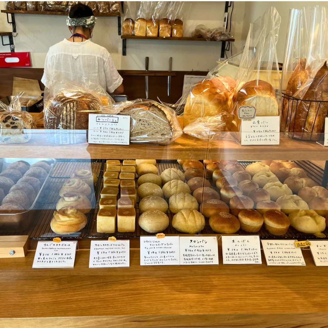 【大三島】パン屋まるまどのパン売場の写真