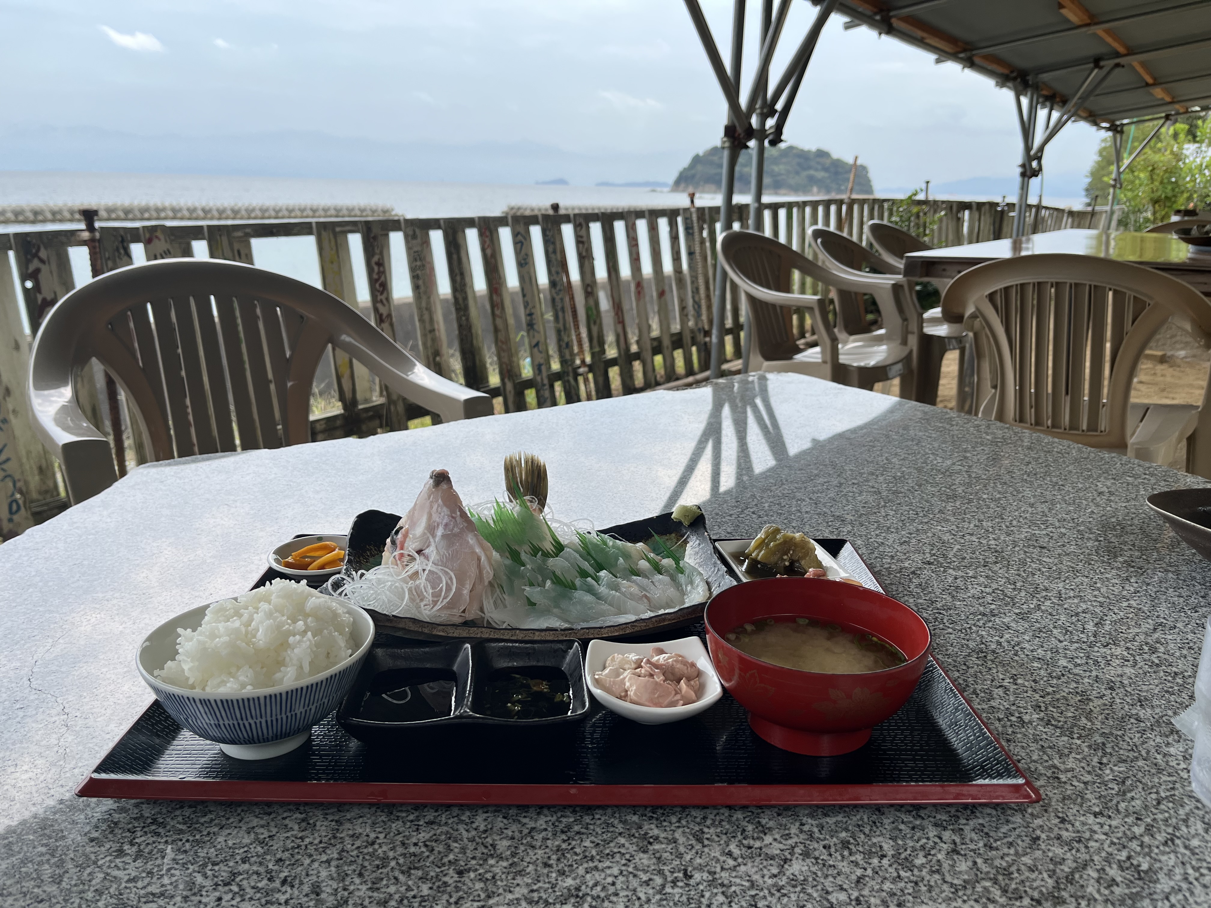 【大島】海の家魚蔵の刺身定食と外の景色