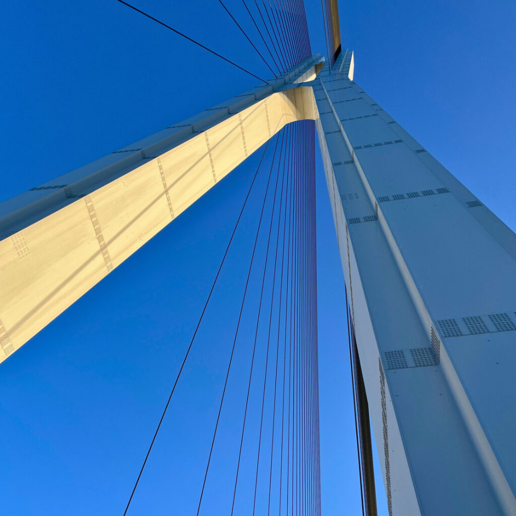 多々羅大橋の橋脚の写真