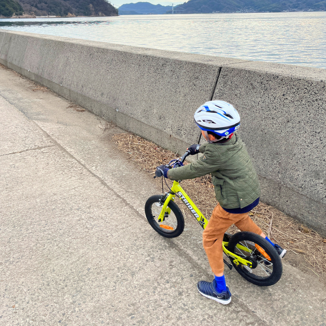 しまなみ海道で子供がサイクリングする写真
