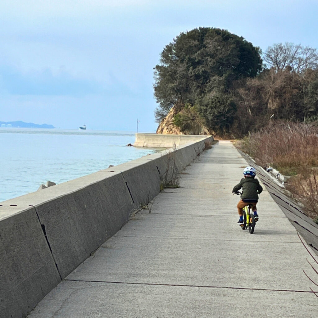 しまなみ海道での子供のサイクリングの写真