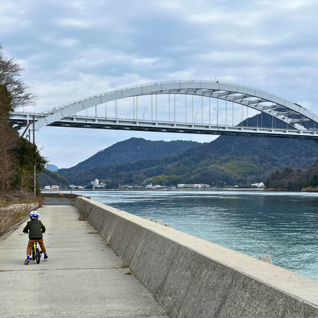 大三島橋と子供のサイクリングの写真
